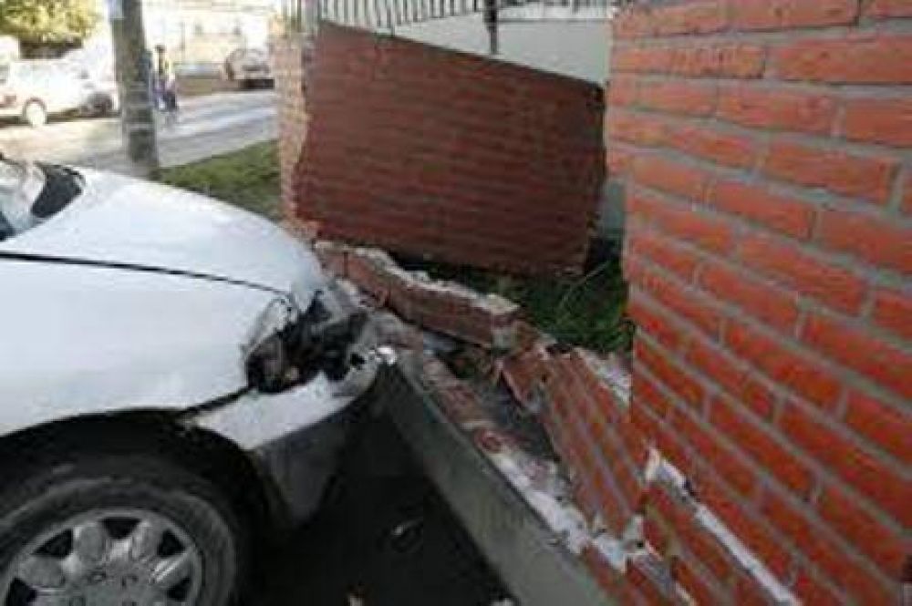 En siniestro vial otro j�ven choc� contra una pared