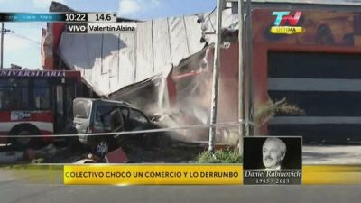 Un colectivo choc� contra un local y lo derrumb�: tres heridos