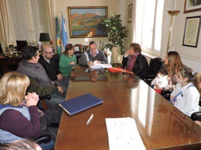 Se firm� el contrato para realizar obras en el CER 5 de San Antonio