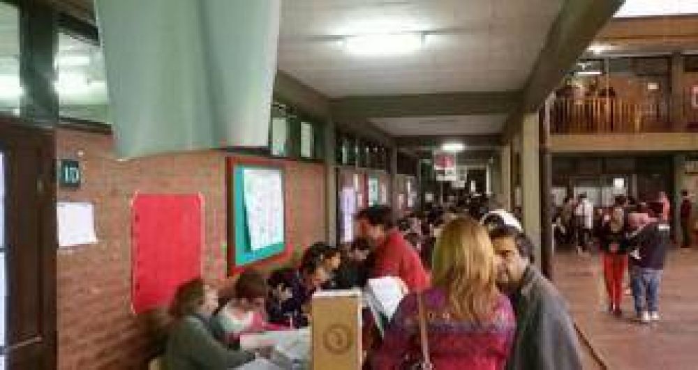 La gran cantidad de fiscales demor� el inicio de la votaci�n