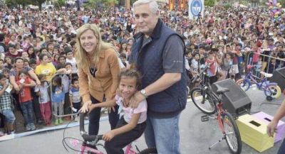 El Municipio agasaj� a miles de ni�os con una mega fiesta