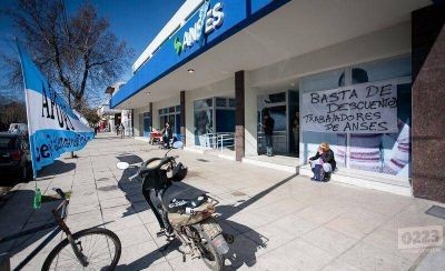 Trabajadores de la Anses contin�an con la medida de fuerza este lunes