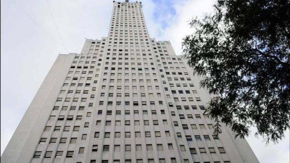 Una postal del ajuste en la Fuerza A�rea: un rascacielos sin ascensores