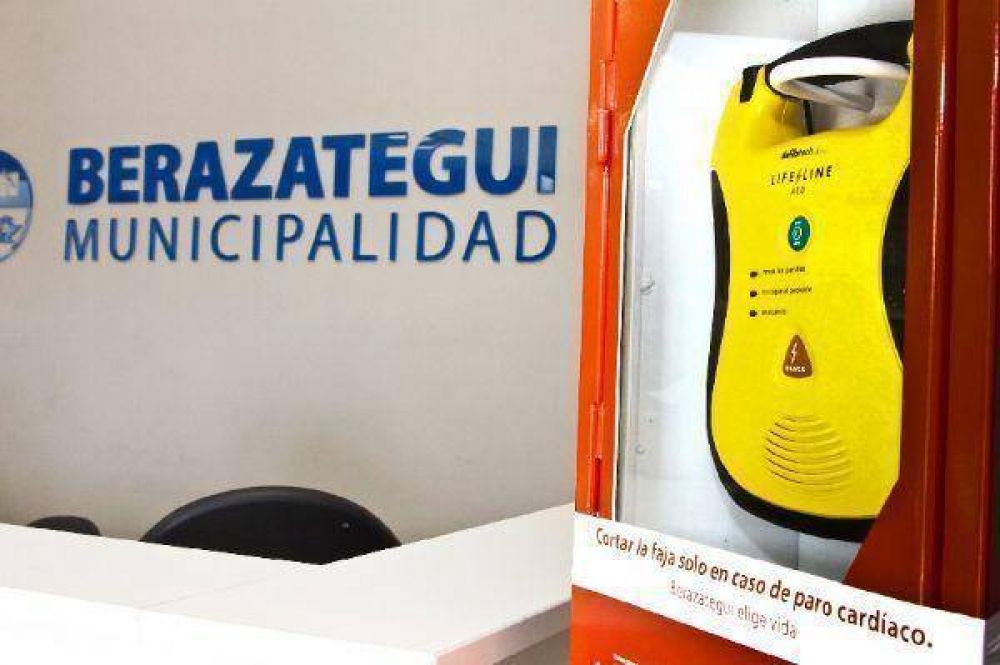 El municipio suma desfibriladores en lugares claves del distrito