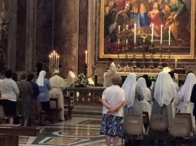 El Papa rompi� el protocolo y particip� de una misa como uno m�s