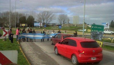 Tras el TC, vecinos reclamaron por la autov�a en la Ruta 3