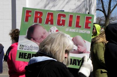 Miles de personas protestan contra Planned Parenthood en EEUU