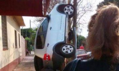 Conductor habr�a intentado esquivar a un peat�n y termin� con su auto parado