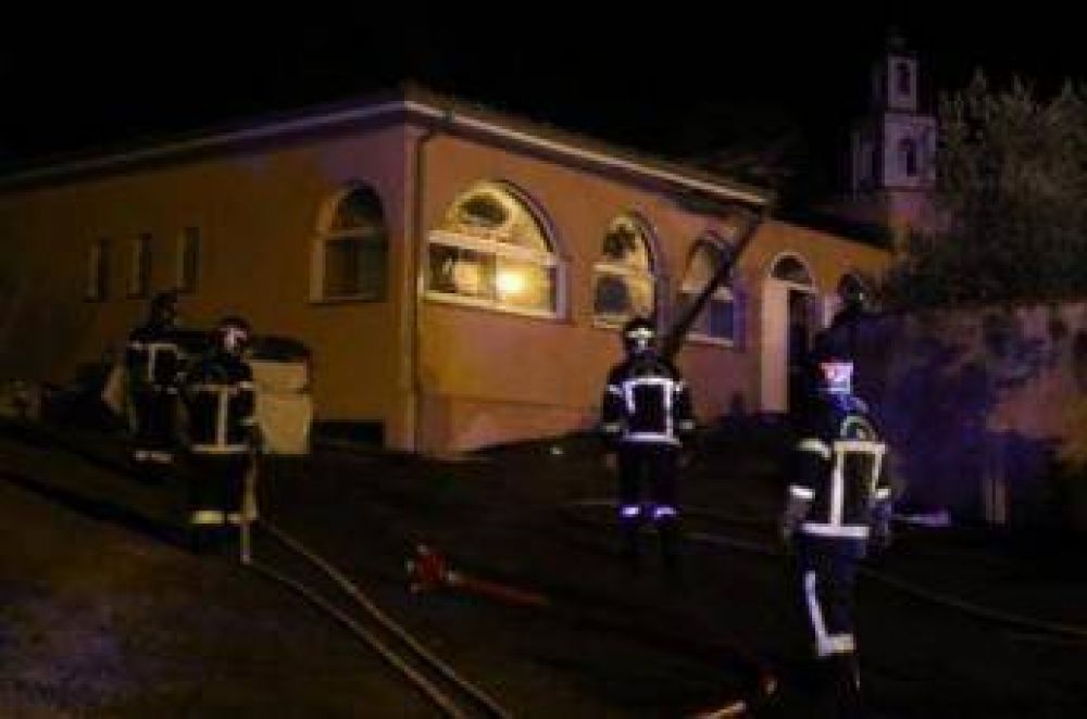 Mezquita completamente destruida por un incendio en Francia