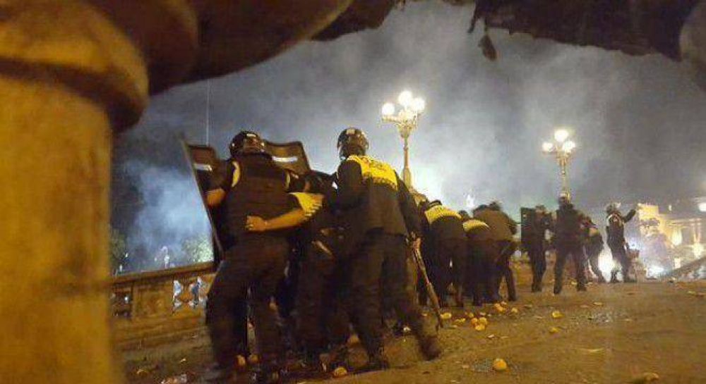 Con caballos y balas de goma reprimieron la movilizaci�n contra el fraude en Tucum�n