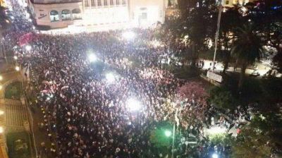 Miles de tucumanos protestaron frente a la casa de gobierno para denunciar fraude