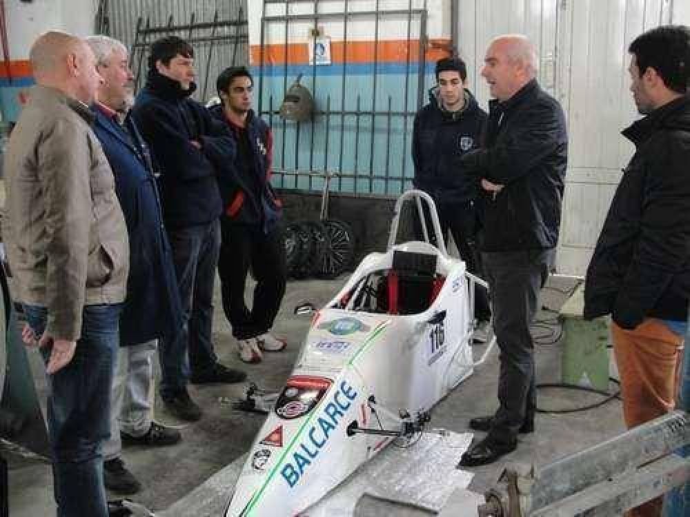 Echeverr�a visit� la T�cnica y felicit� a los alumnos