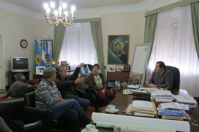El Intendente Camilo Etchevarren se reuni� con productores rurales