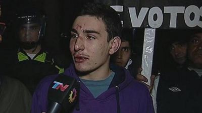 Un joven denunci� que fue golpeado dentro de la Casa de Gobierno