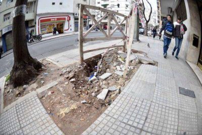 Multan a Edesur por dejar pozos en las veredas