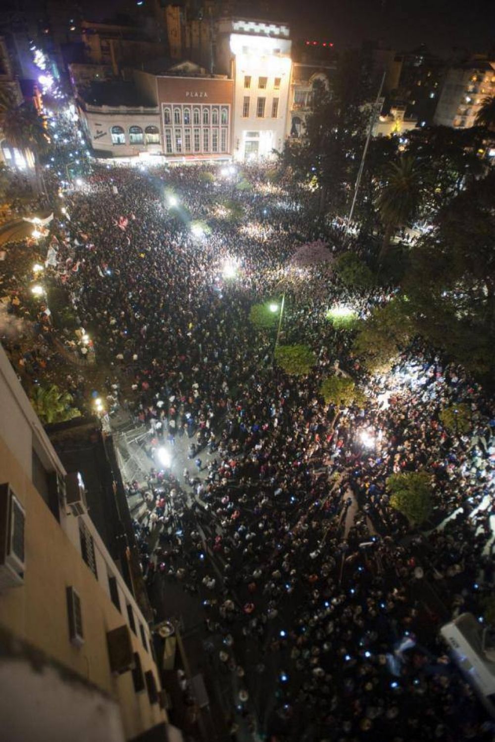 Una multitud indignada pidi� la realizaci�n de nuevas elecciones