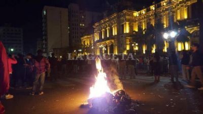Los incidentes en la plaza Independencia sacudieron las redes sociales