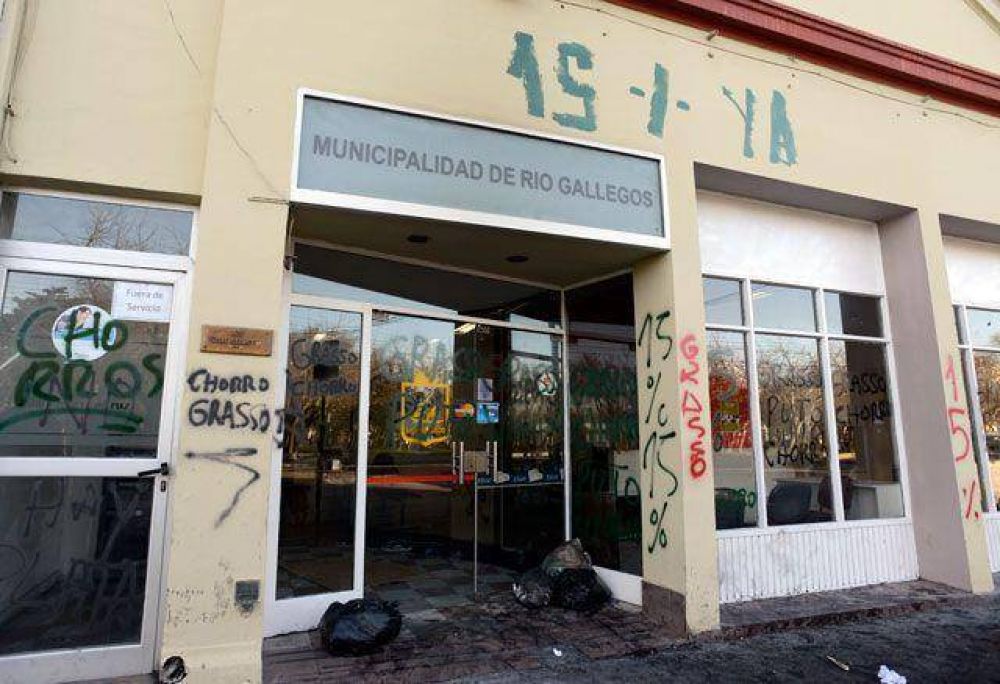 En R�o Gallegos aparecieron camiones, Decretos, plata, soluciones y hasta Anglesio se anim� a la foto