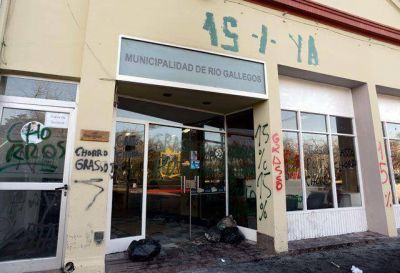 En R�o Gallegos aparecieron camiones, Decretos, plata, soluciones y hasta Anglesio se anim� a la foto