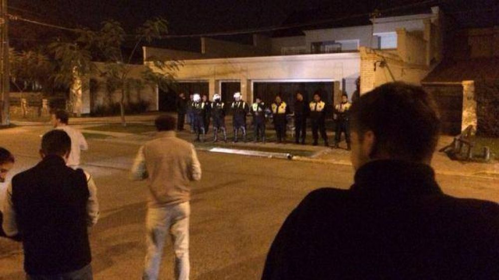 Las protestas se trasladaron a la casa de Manzur