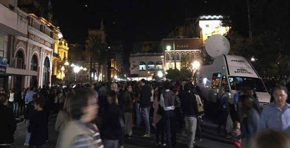 Silvia El�as de P�rez lleg� a Plaza Independencia a pedir paz