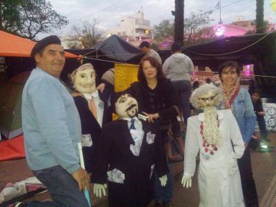 Maestros marcharon con antorchas por el microcentro de Posadas