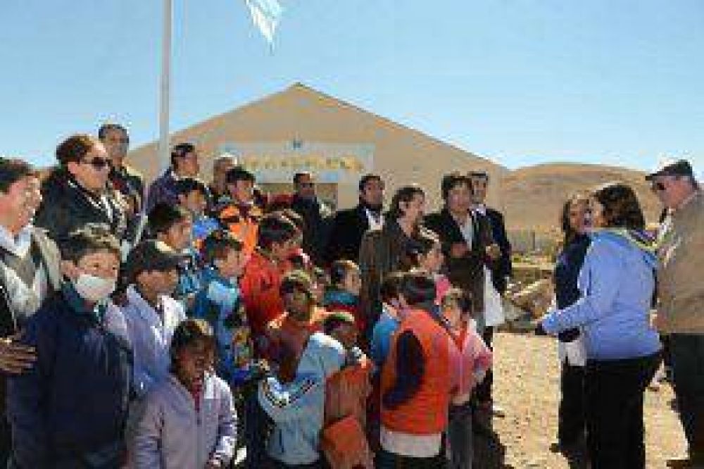 La Gobernadora inaugur dos nuevas escuelas a 4000 metros de altura