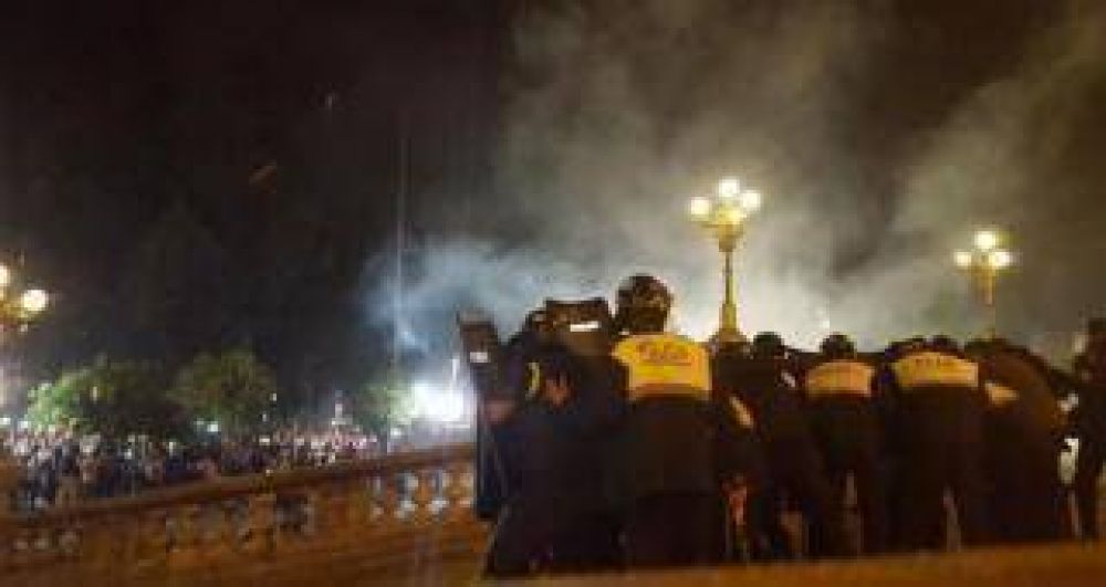 La Polic�a arroj� una granada de gas y estall� el caos