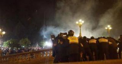 La Polic�a arroj� una granada de gas y estall� el caos