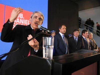 La agenda de gesti�n de An�bal para mostrarse como gobernador