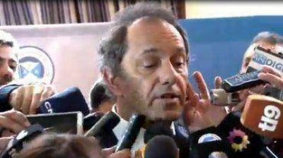 Daniel Scioli imit� a Riquelme para chicanear a Mauricio Macri: 