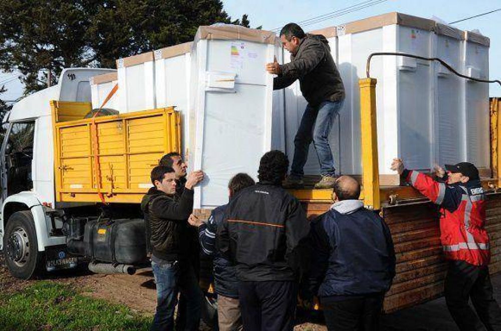Luj�n: La Provincia inici� con la entrega de art�culos para el hogar