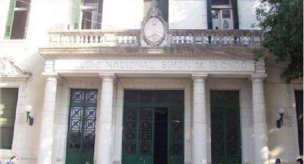 Asalt� y se refugi� en su escuela