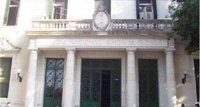 Asalt� y se refugi� en su escuela