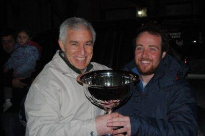 Gustavo L�pez recibi� al piloto chascomunense Pablo Costanzo despu�s de la victoria en Olavarr�a