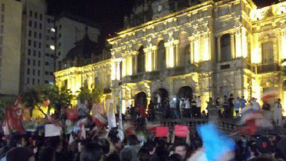 Miles de tucumanos volvieron a copar Plaza Independencia