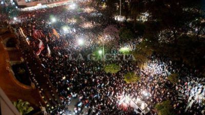 C�nticos pol�ticos se mezclaron anoche con consignas c�vicas de indignados