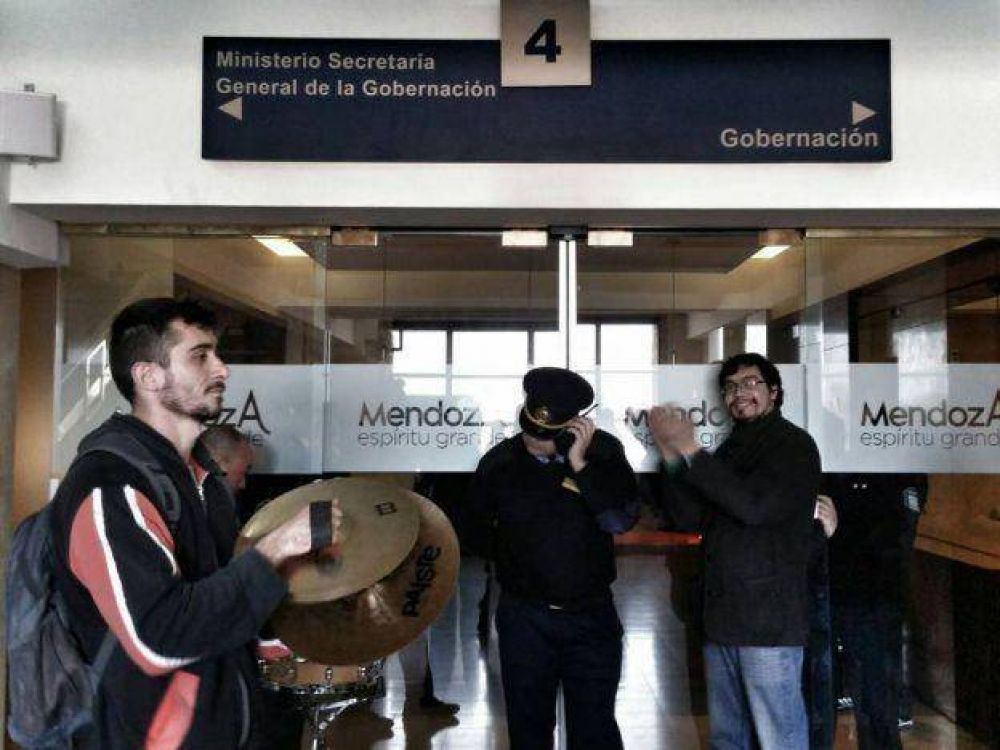 Tras la protesta, los m�sicos de la Filarm�nica fueron pasados a planta
