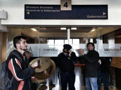 Tras la protesta, los m�sicos de la Filarm�nica fueron pasados a planta
