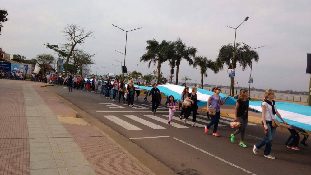 Docentes vuelven a marchar en repudio a los descuentos del Gobierno