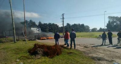Ruta 1001: Vecinos eval�an ampliar el corte y protestar en la 191