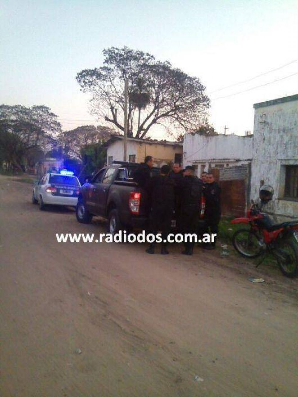 Un prefecturiano se atrincher� en la casa de su ex y mantiene amenazada a la familia