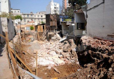 Tras el derrumbe, evacuaron la pensi�n y suspendieron la obra