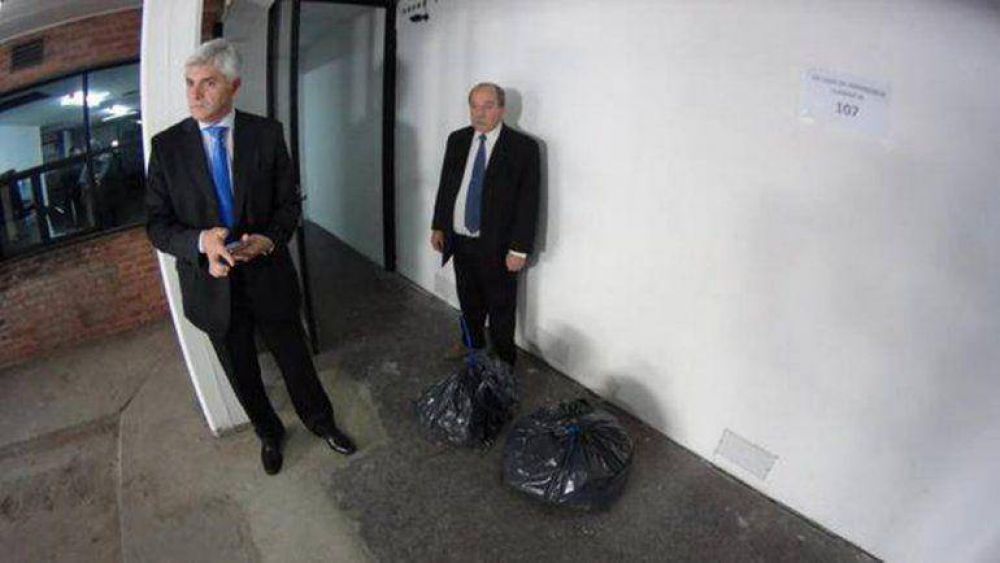 Tucum�n: fiscales intentaron ingresar dos mil votos a la sala del escrutinio definitivo