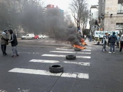 Nueva protesta con quema de neum�ticos frente al Municipio: pidieron viviendas