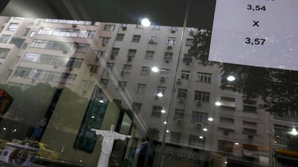 El d�lar se dispara en Brasil y llega al valor m�s alto en 12 a�os