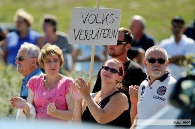 Abuchean a Angela Merkel durante una visita a un centro de refugiados