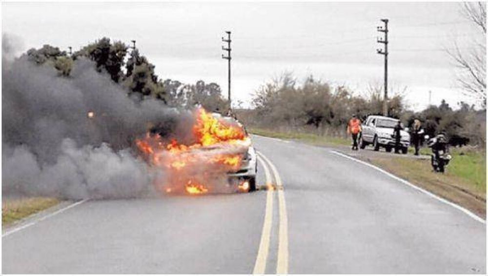 Prendi� fuego a su novio adentro del auto y en plena ruta