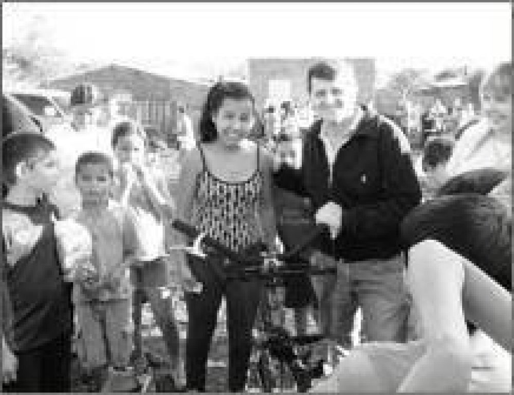 Safr�n visit� distintos barrios de Ap�stoles donde centenares de ni�os fueron agasajados