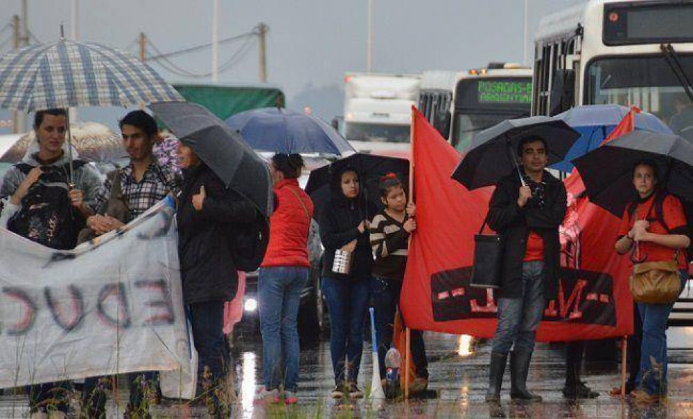 Sin respuestas, docentes cortaron de nuevo el puente internacional